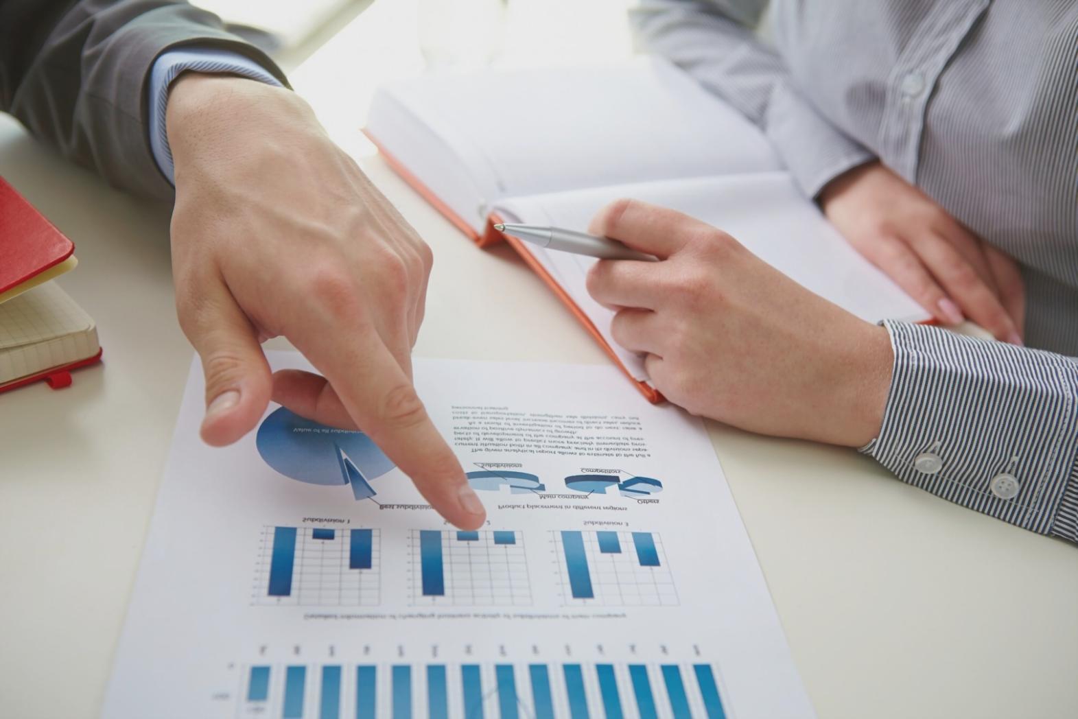 Séance de planification budgétaire avec documents financiers